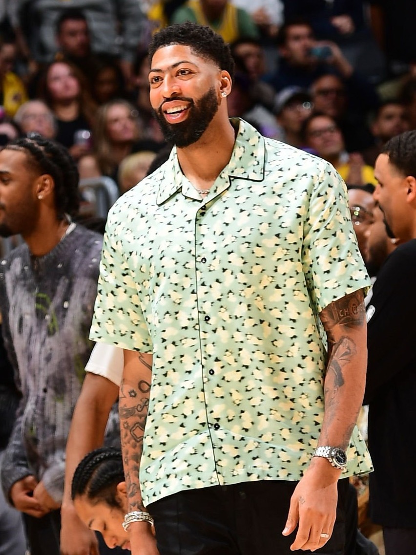 奇才官方：浓眉（手部受伤）已经获准进行轻微对抗训练，暂无明确的回归时间 