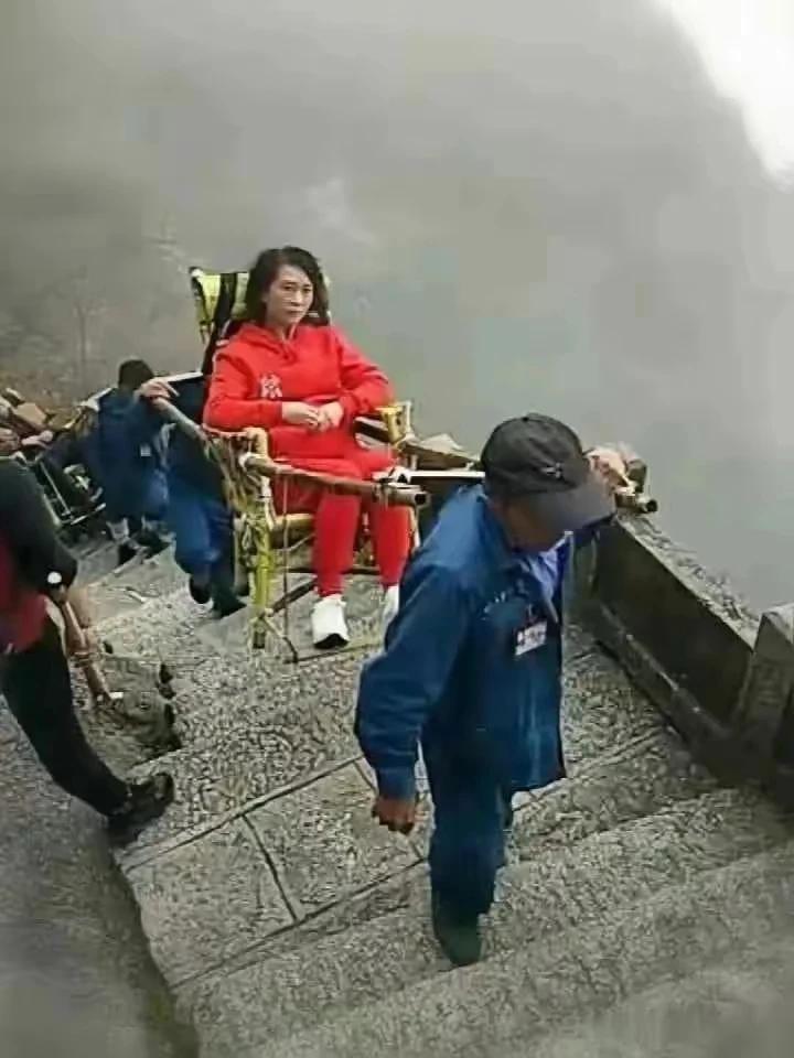 争议！红衣女坐轿上山遭谴责：是道德绑架还是合情买卖？网友笑评：抬轿也能成网红！

