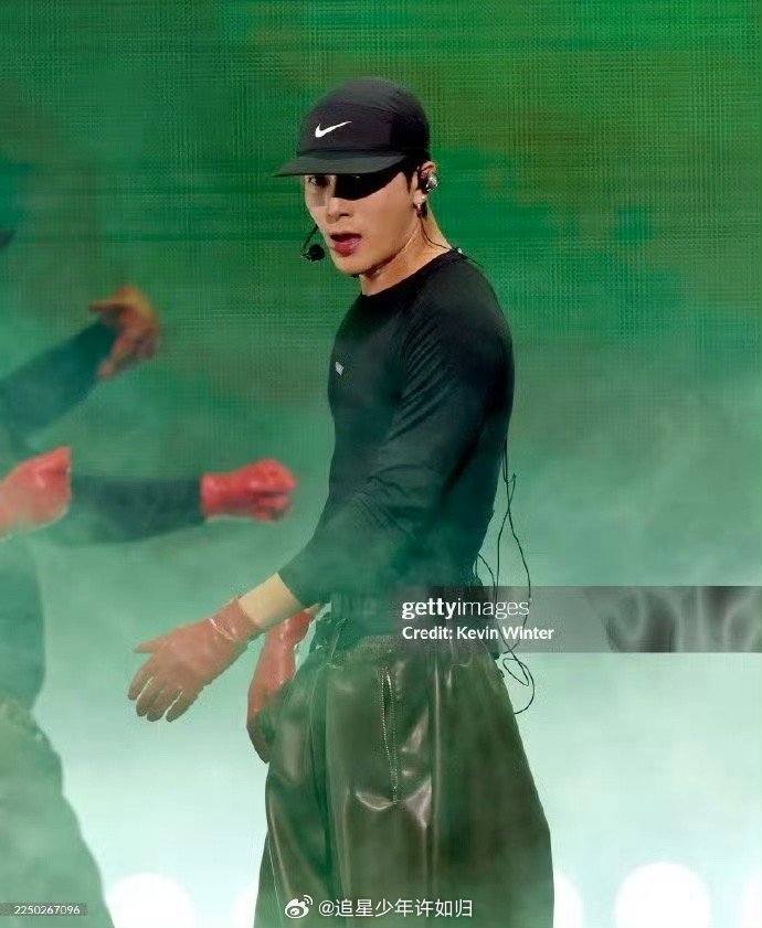 王嘉尔人体节拍器 王嘉尔这哪是在跳舞，分明是在用身体打拍子！LA音乐节上每个动作