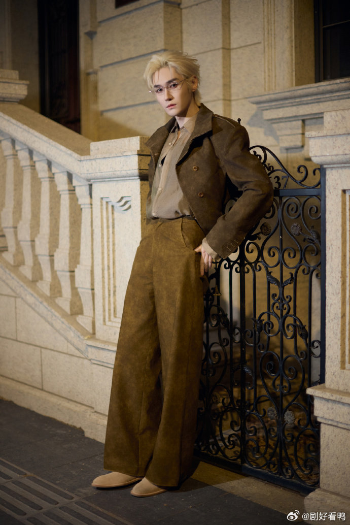 汪铎下车神图汪铎下车这一幕帅成啥了反复刷汪铎下车这段🥰金发配冷白皮，气质直接拉