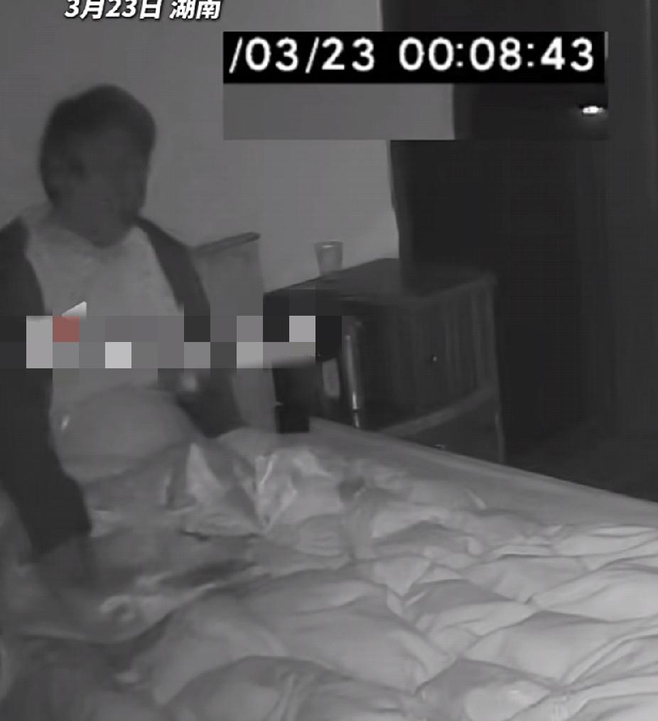 可怜天下父母心！老父亲零点肺病复发，为了不让女儿担心硬生生扛到五点！最后进了IC