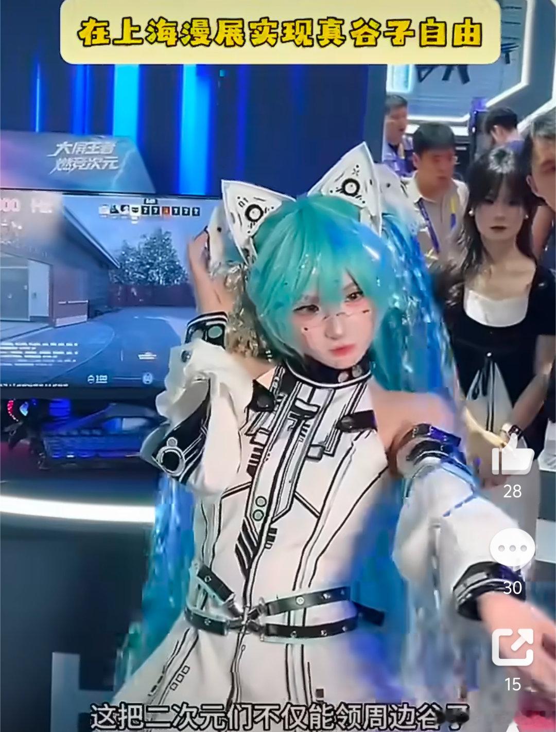在上海漫展实现真谷子自由 看着大家穿着cos服在谷堆里忙碌，这画面既违和又和谐。