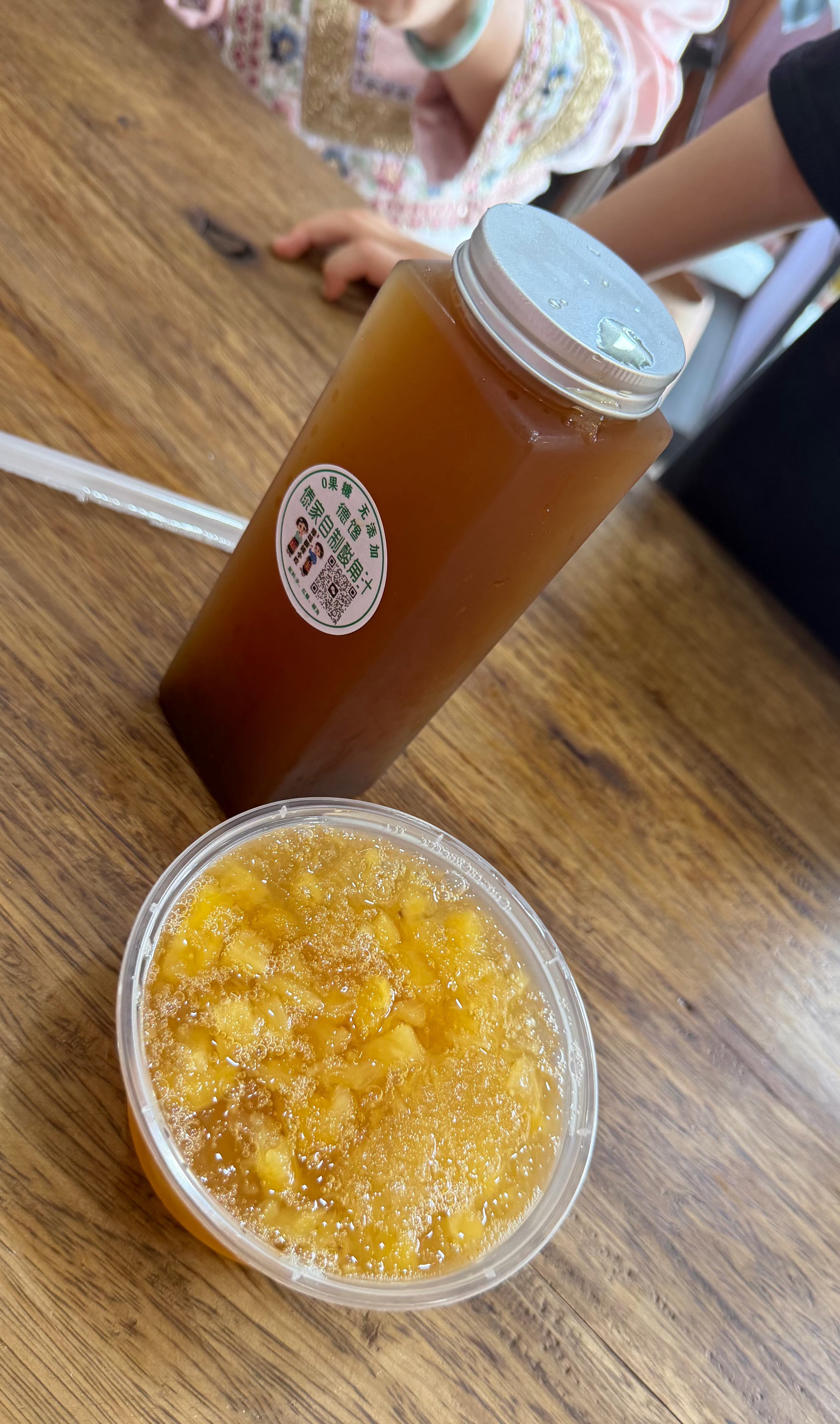 天热吃个当地冷饮店：点了酸角汁和冰菠萝,酸角汁好喝的自家现熬冰镇口感极佳，隔壁买