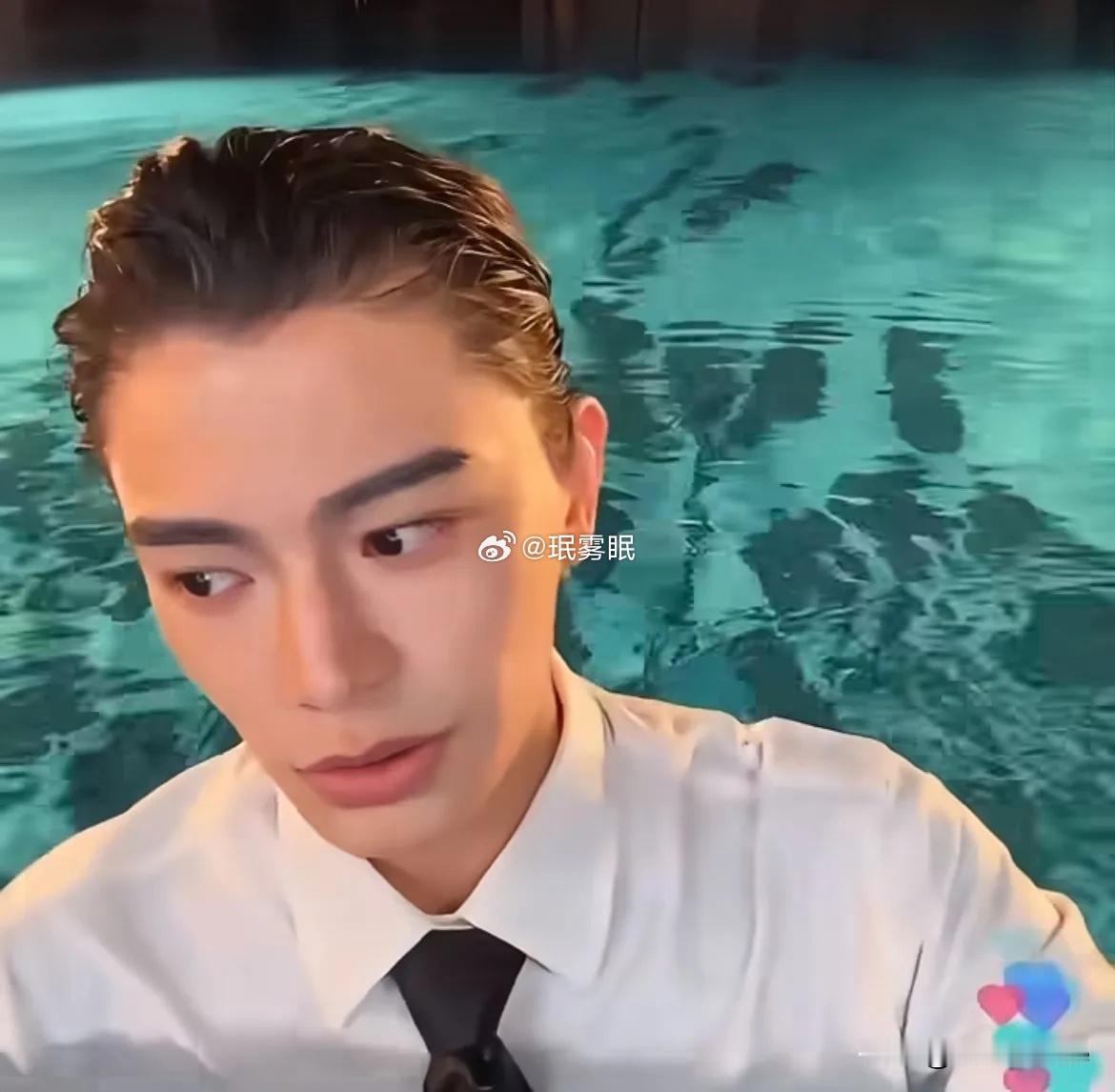 丁禹兮为新剧宣传真的超拼！头一回见身着衬衫领带，直接在泳池开直播营业的。一开始还