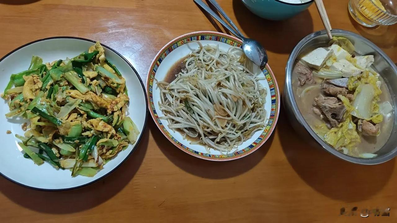 晚餐一荤两素，

搭配得当，

营养均衡又健康。

弟弟的厨艺精湛，

手法娴熟