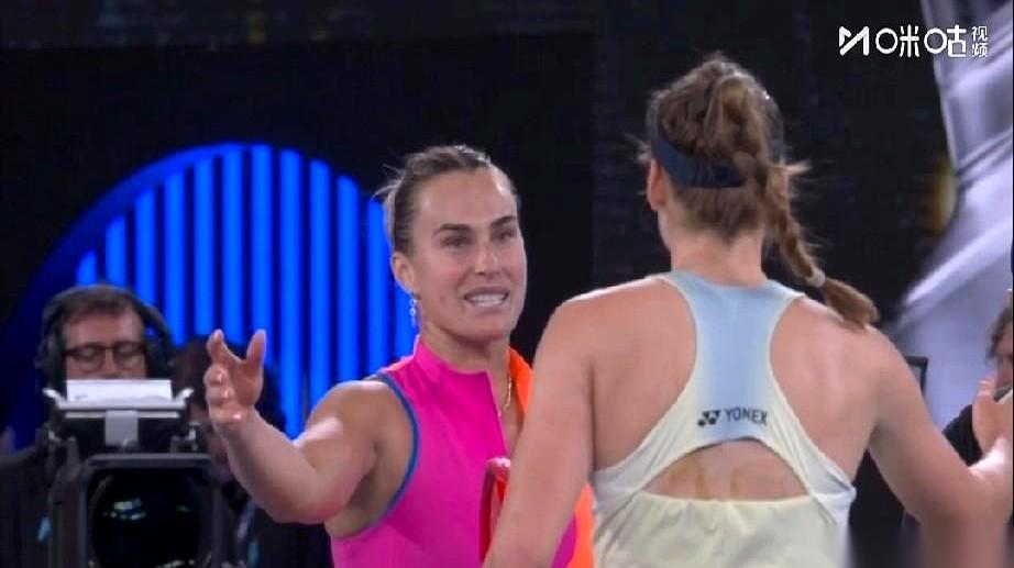 最体面的时刻，往往也最残忍。
她笑着祝贺对手，那张笑脸背后，藏着一颗被嚼碎了又吐