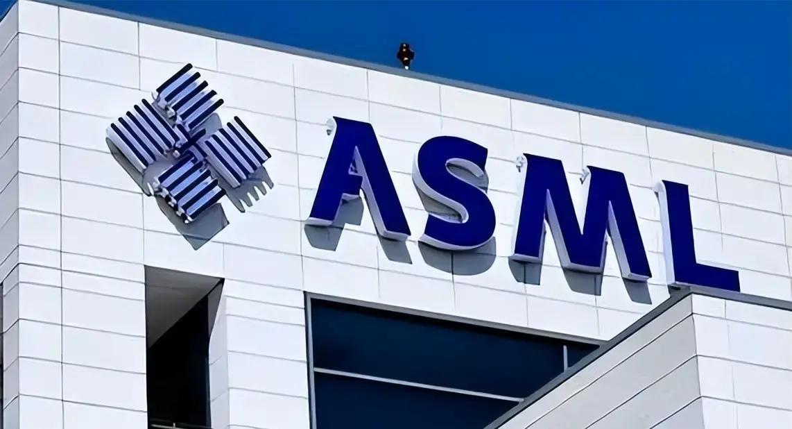 快讯！
荷兰政府突然宣布了。
在海牙发布对中国新的出口管制细则，进一步收紧浸润式