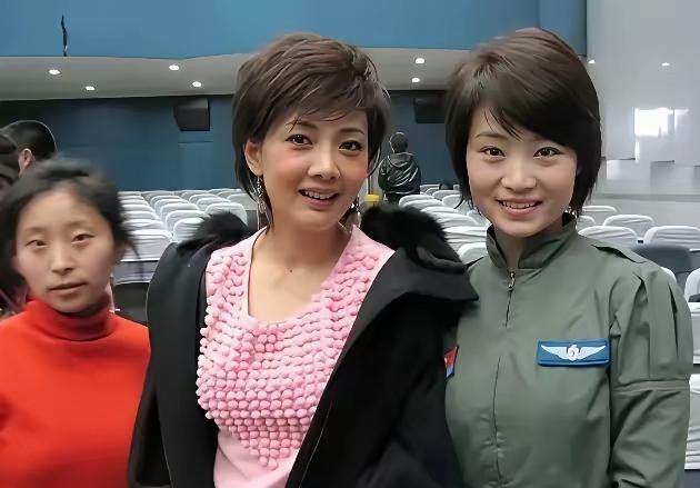 黑衣女士是家喻户晓的演员牛莉。旁边笑容明媚的女士，是家喻户晓的巾帼英雄，事迹打动