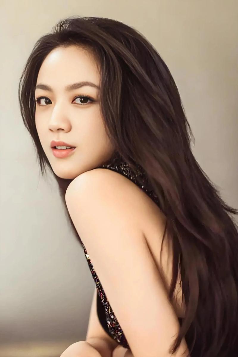 2012年，汤唯花了13.5亿在韩国买了一块480平的地皮，两年后与韩国导演金泰