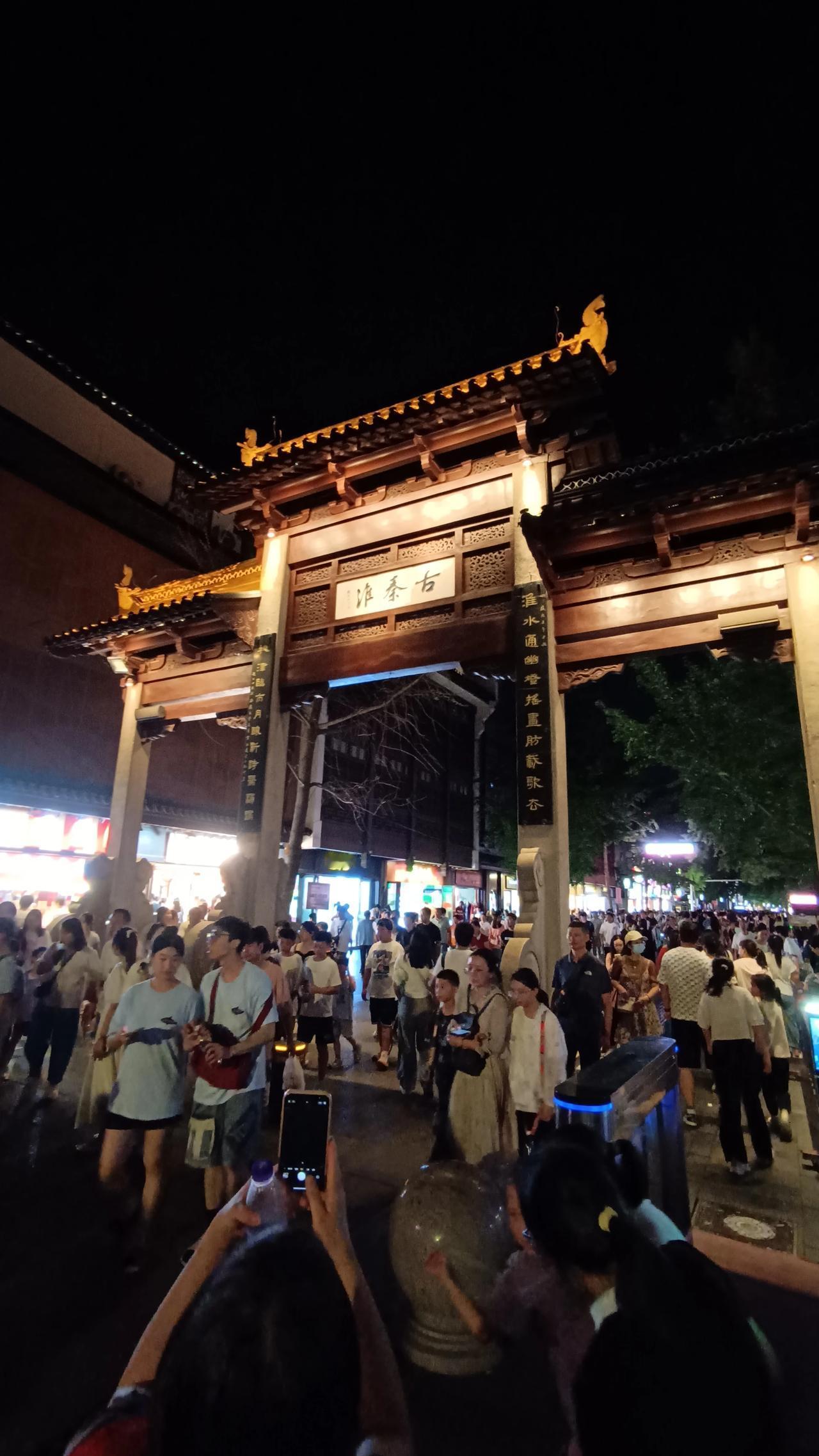 在江南景区里，南京夫子庙算是不是人最多的？说实话，当时从夫子庙地铁出站口出来时看