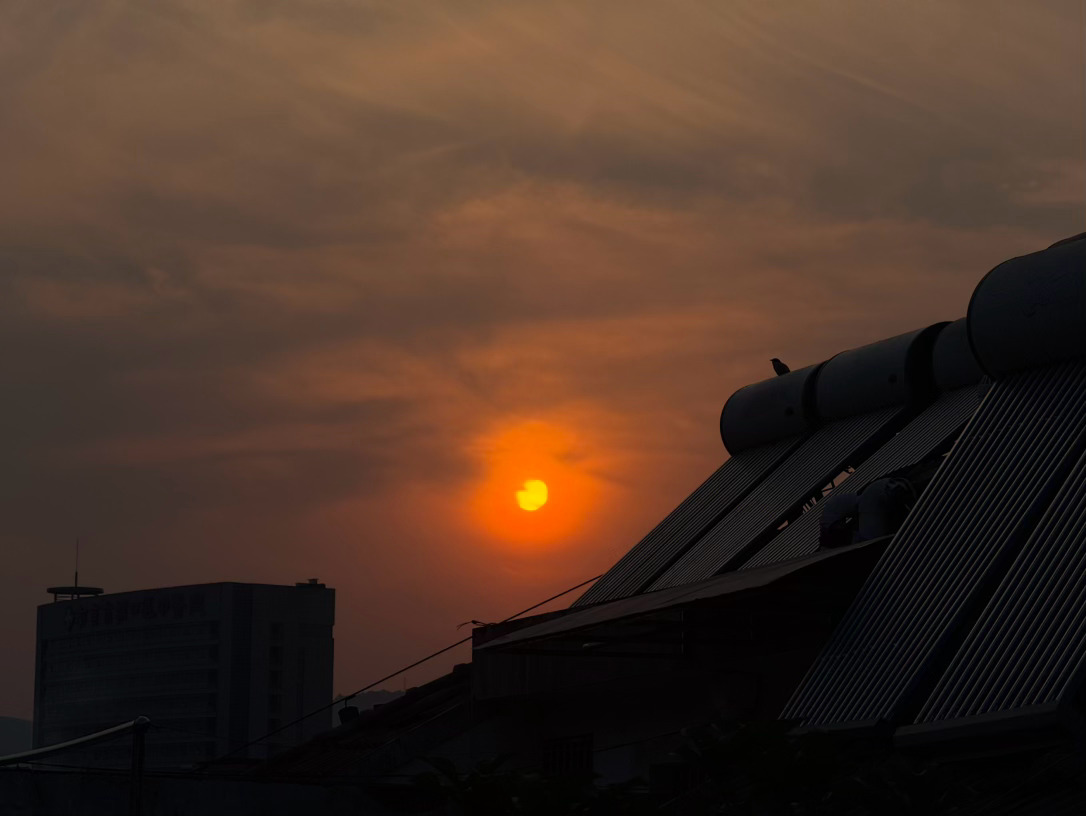 太阳强烈，水波温柔。