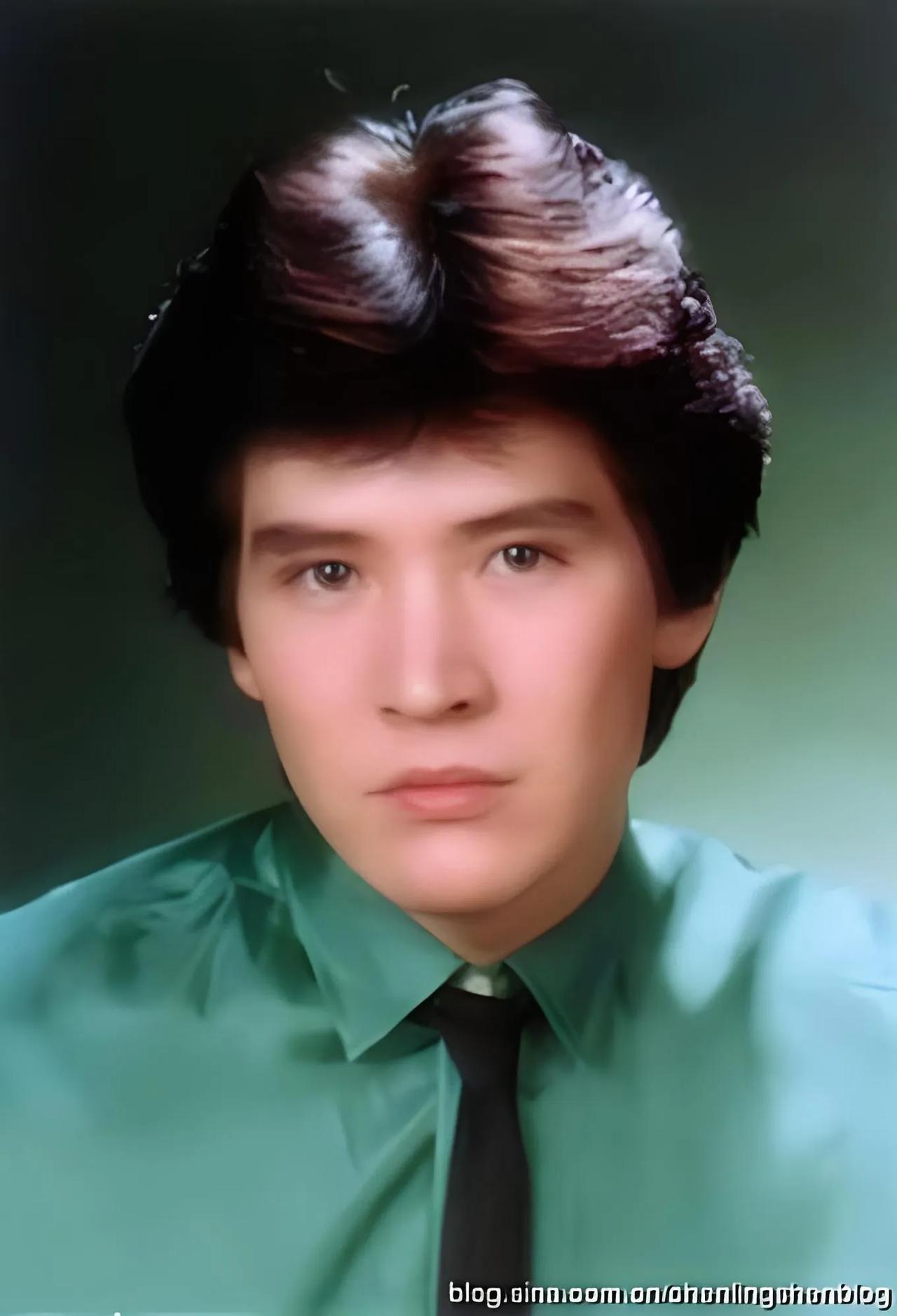 费翔成名后想给姥姥买一个大点的房子，姥姥说哪里的房子也没有自己住的老房子舒服。

