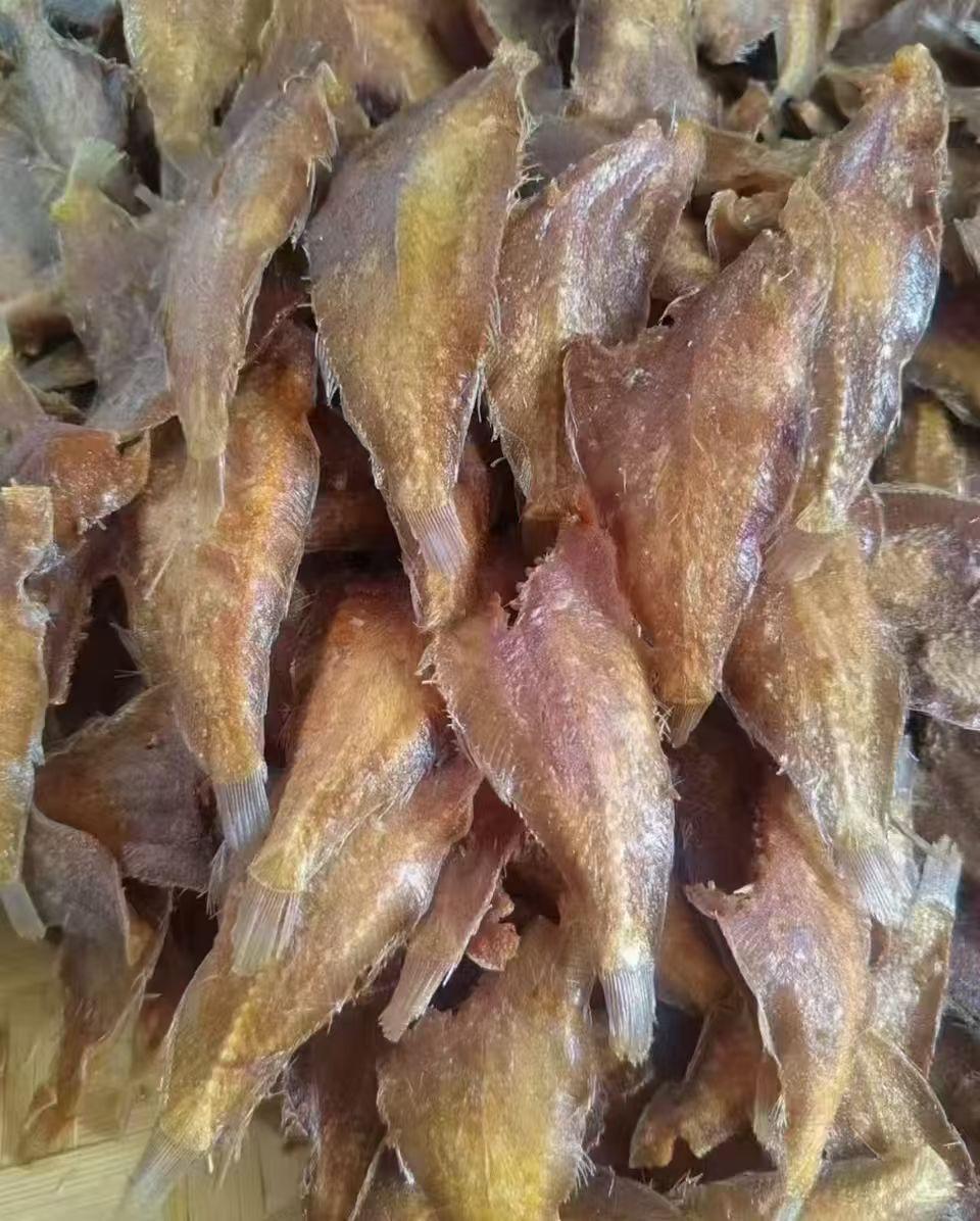 住校那三年，全靠这口咸鱼撑🐟
前几期说了油炸薄皮咸鱼，今天必须聊聊它的另一个身