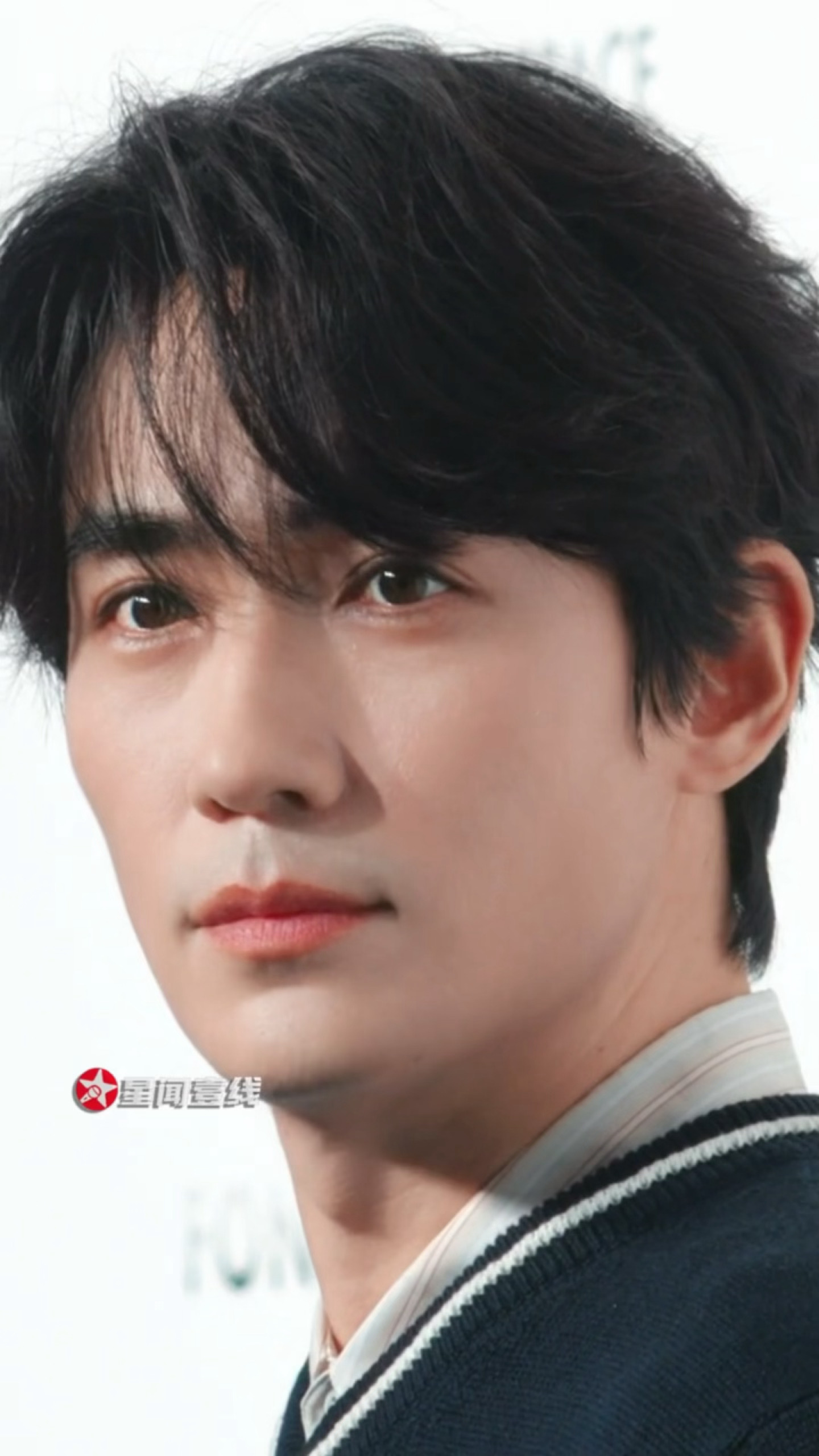 确实是好久不见了这个朱一龙🥹群访环节听到记者朋友们说麦举高一点，拢龙直接调皮挡