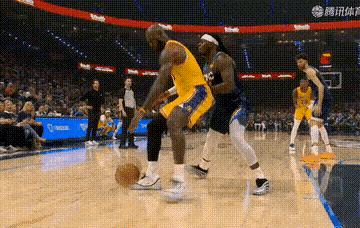 这球居然没有犯规，老詹忍不了了。
NBA西部半决赛G2，湖人打雷霆的比赛中，詹姆