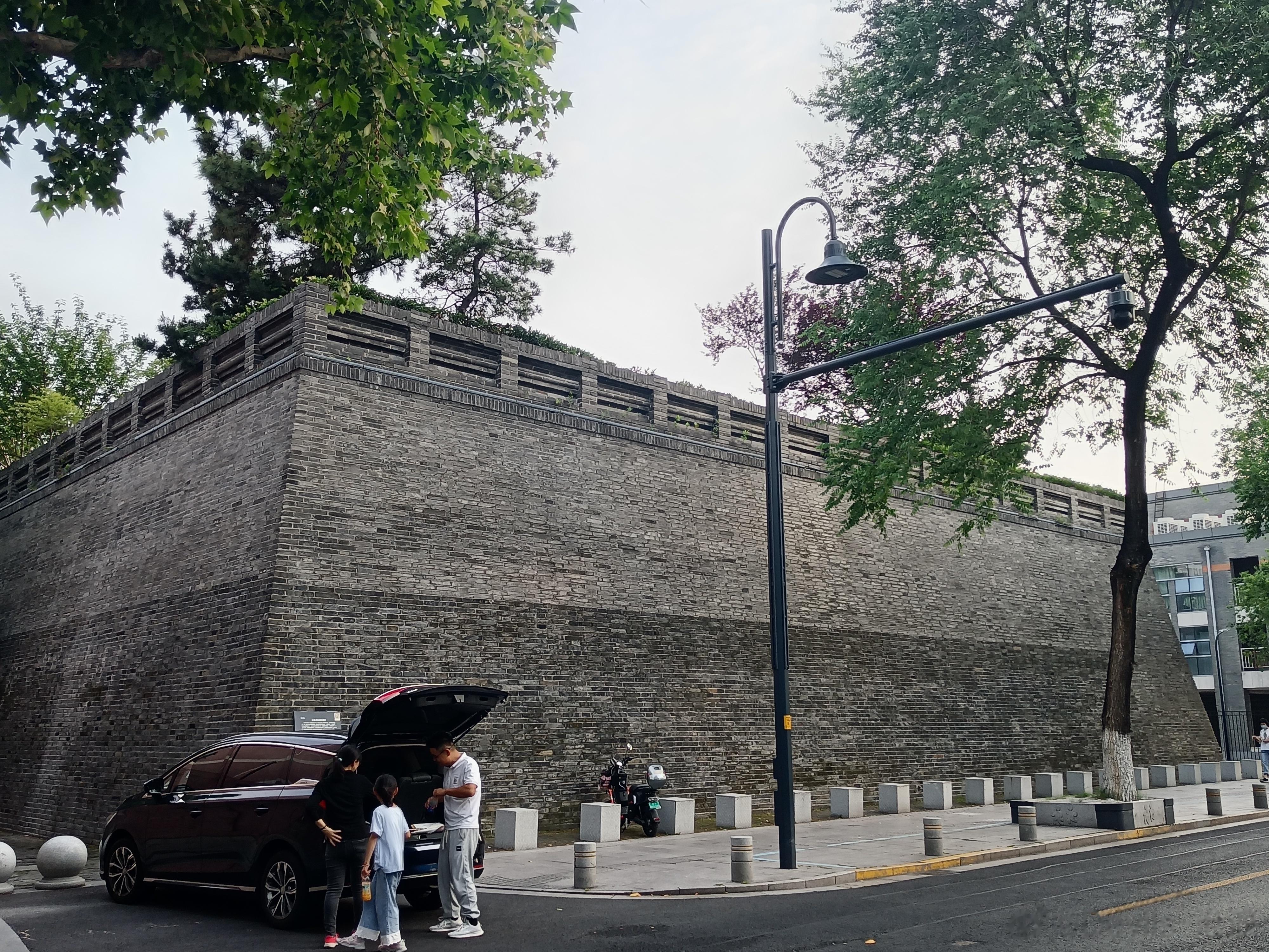 南通城墙仅有的遗存——北极阁台基，位于全城正北中轴末尾；西门瓮城遗址，存在桥洞底