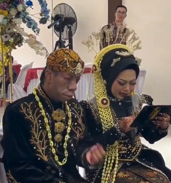 印尼一婚礼因新郎外貌爆火印尼马脸男结婚了是马脸吗？难道不是青蛙王子？或者是金蟾婿