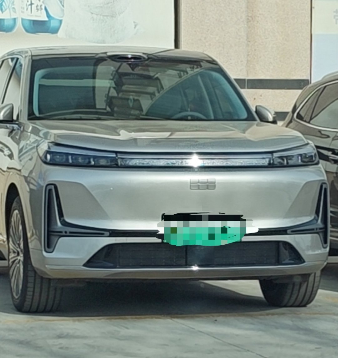 振宇说车吉利银河m9 路遇吉利银河M9大型SUV，这尺寸看起来真的很大，适合一家