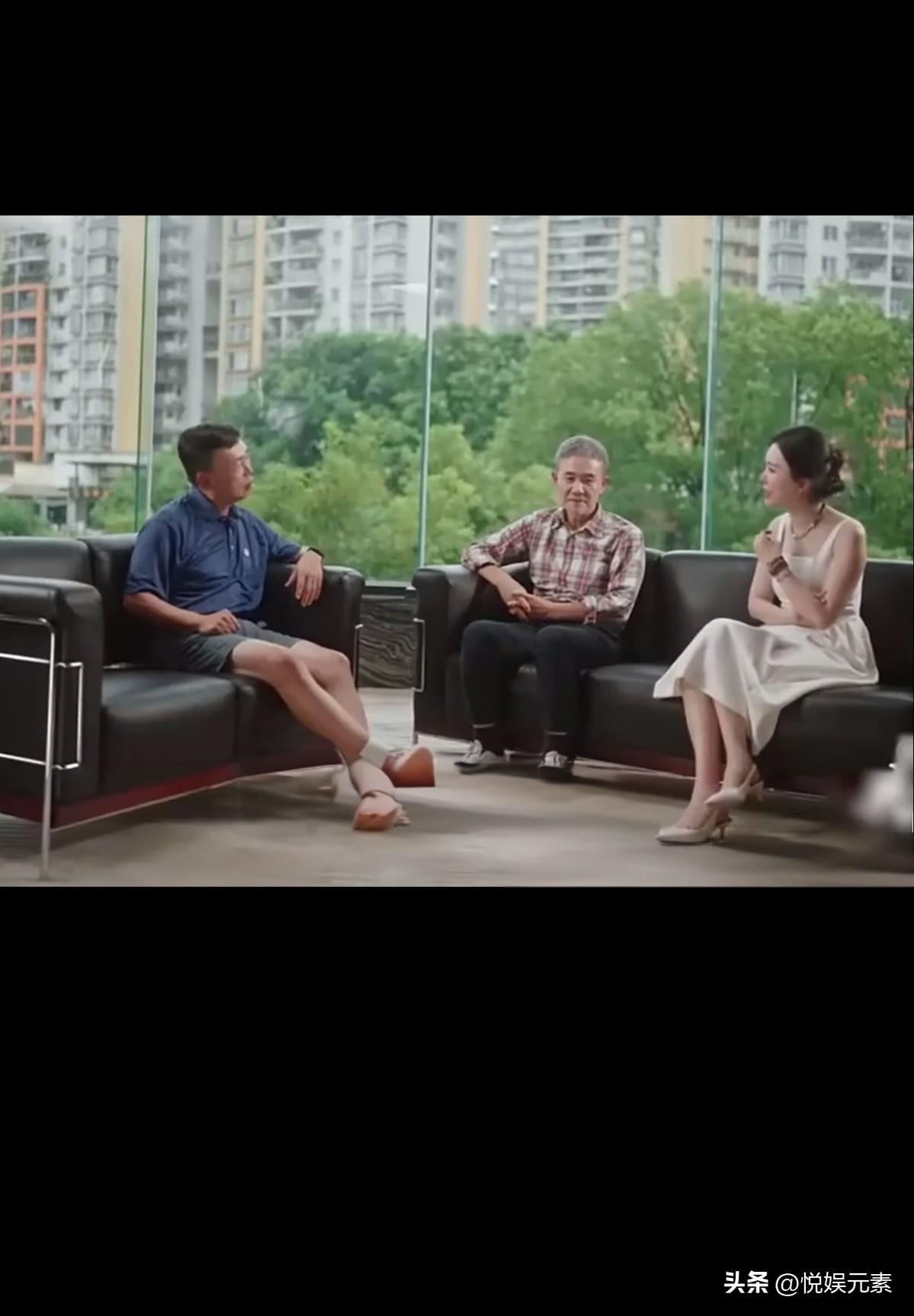 图片中王石显得很拘谨，段永平却很开放。虽然他们两个都是各自领域的强者。
王石看着