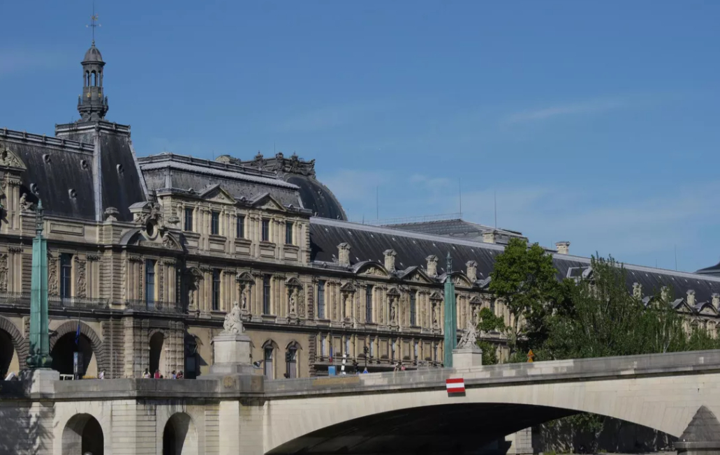 卢浮宫馆长辞职被拒 卢浮宫前几天刚被抢，全世界都震惊了。但三天后，在法国参议院的