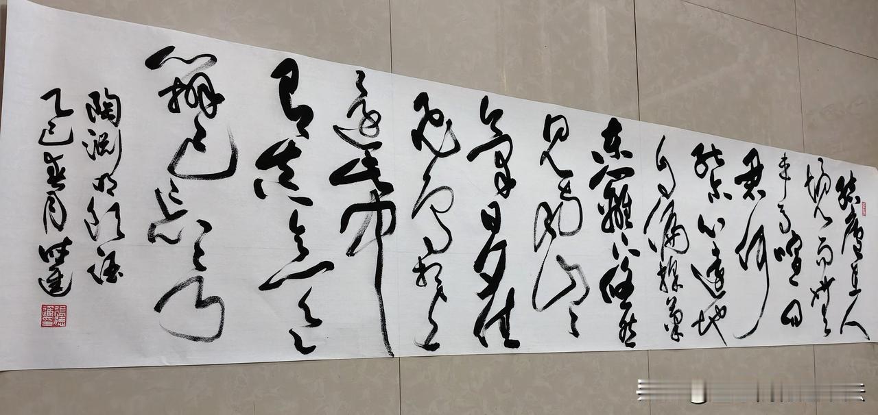 客厅：客厅是家庭活动和接待宾客的主要场所，将长幅草书陶渊明《饮酒》挂在客厅，既能