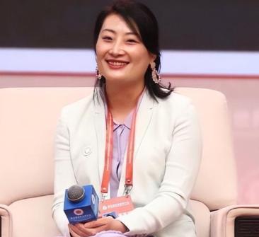 宗馥莉不行？
不如支持农夫山泉


宗馥莉的路走偏了
不是个人能力不强
也不是没