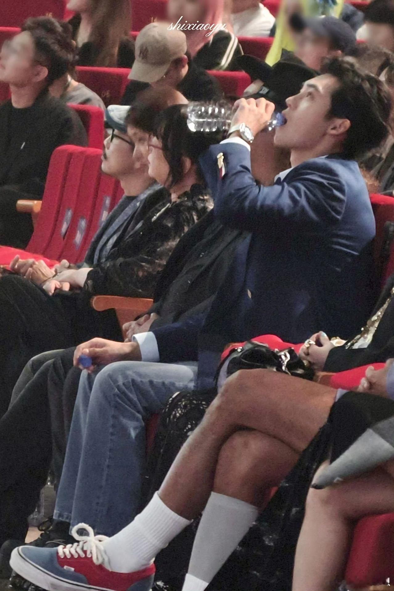 于适无实物展示射箭pose 台下一喊就配合表演，于适无实物射箭这段太圈粉，姿态英