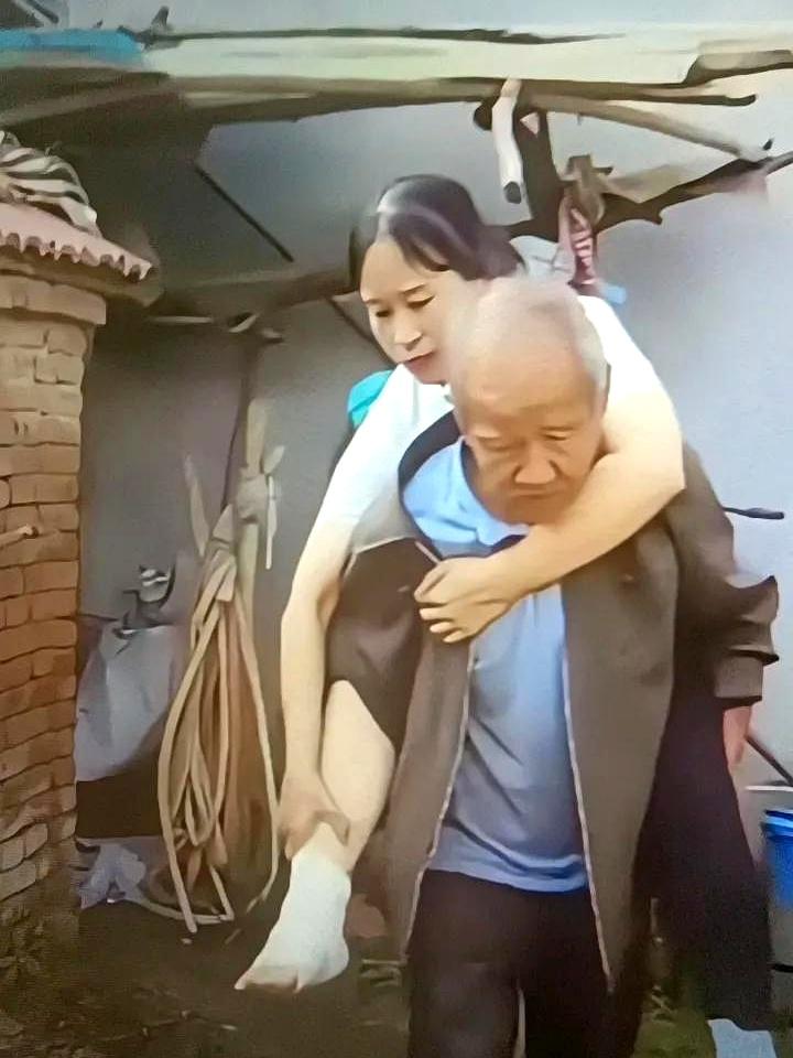 田里风正热时，儿媳妇脚一歪，肿得像馒头，站不起来。
儿子不在家，七十多岁的公公弓