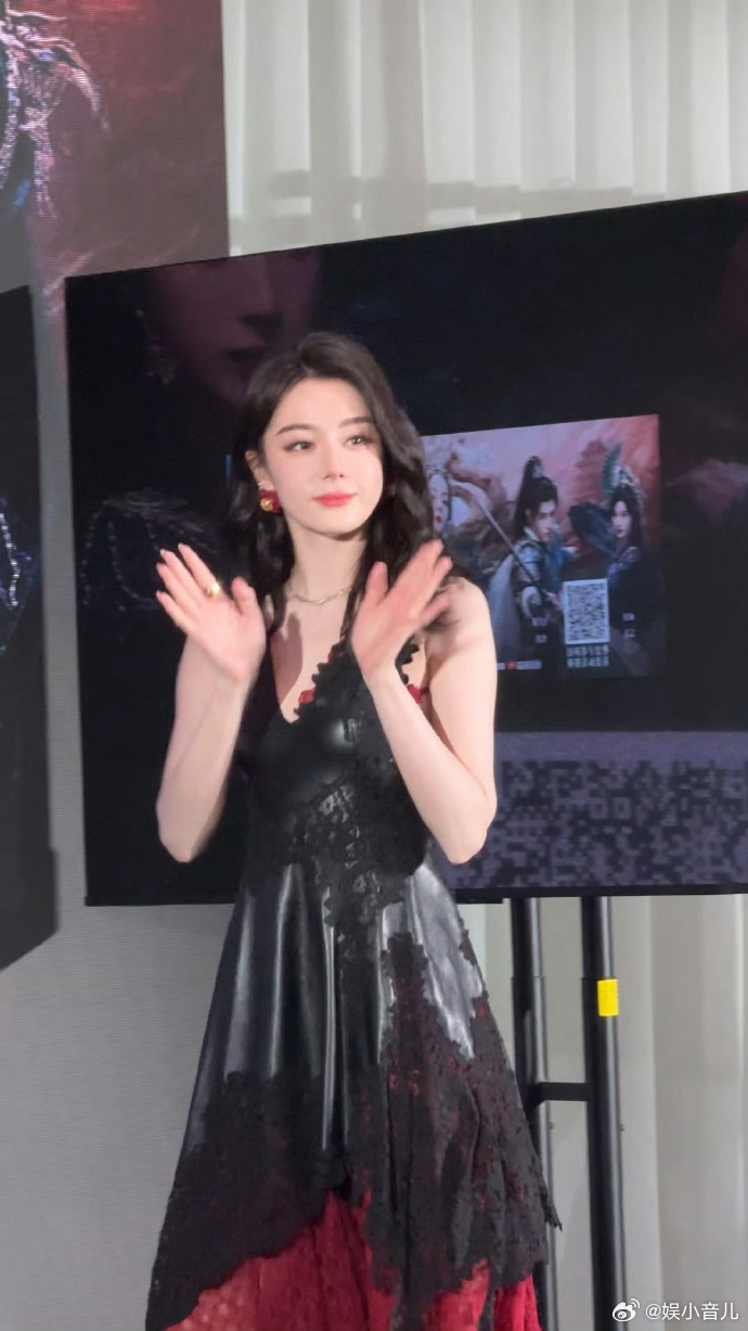 陈飞宇帮迪丽热巴戴脸链 陈飞宇和迪丽热巴站在一起就是视觉盛宴！陈飞宇的身材挺拔，