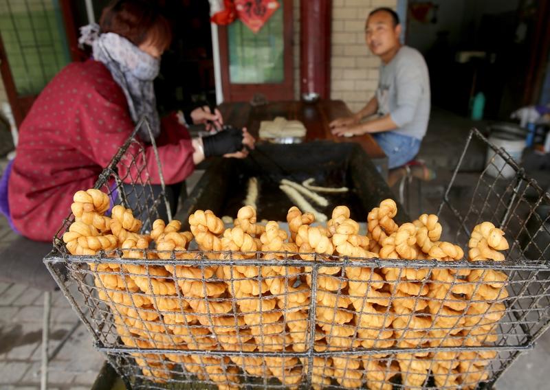 最近广东江门一女子路边摊买麻花的事儿闹得挺火。12月17日，女生本想尝尝鲜，问了