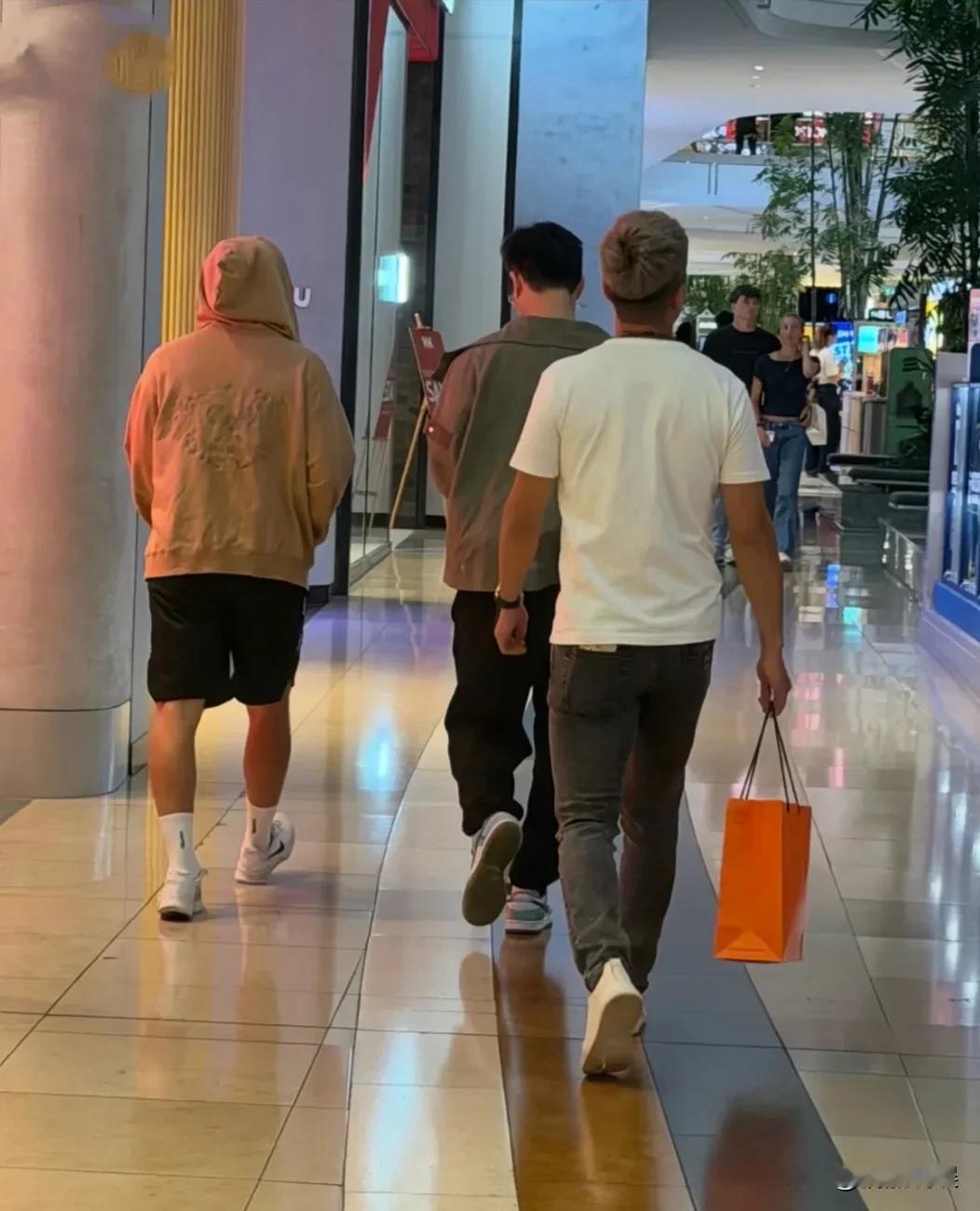 周杰伦和老婆昆凌现身澳大利亚逛商场，昆凌这无滤镜颜值好绝啊，真人比电视中漂亮多了