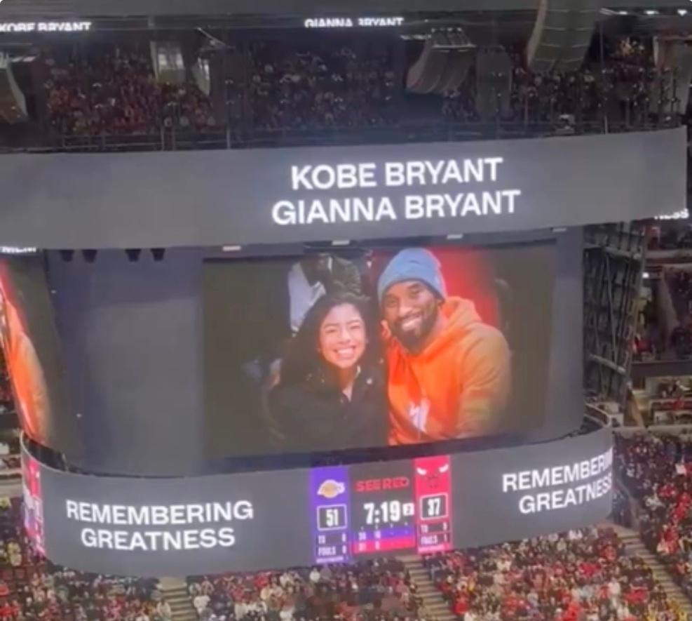 科比吉安娜父女离世6周年，公牛主场大屏幕晒图缅怀致敬NBA常规赛，湖人今日客场对