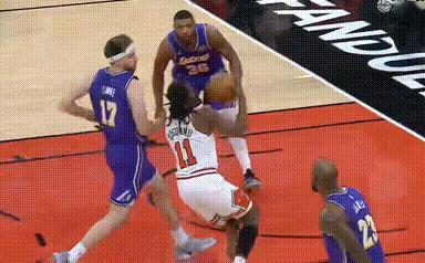 裁判回看后：自然篮球动作，普通进攻犯规蒂米返回更衣室湖人vs公牛