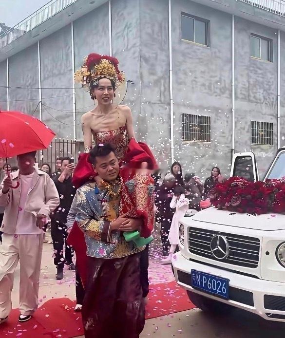这位新娘也太瘦了，真是少见。 