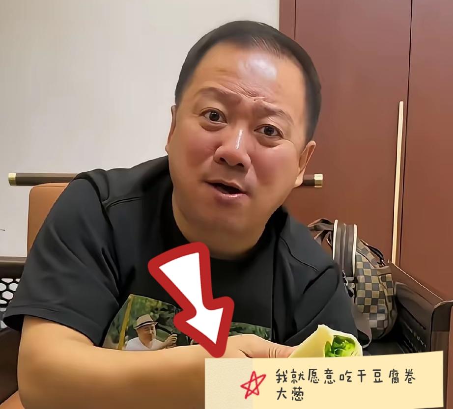 谢广坤酸菜风波过去了，也不提什么“驴揍的”，他在直播间说：我初一都没念完，没啥文