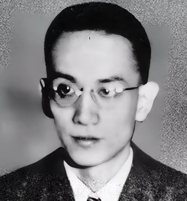 1946年，大汉奸万里浪被判处死刑，执法队长把他绑在刑架上，突然对着他下面的部位