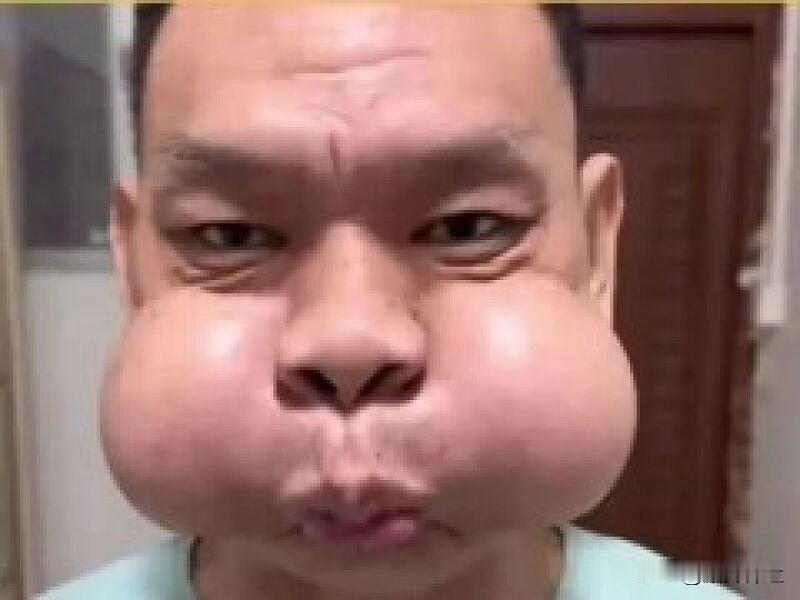 男子工厂吹玻璃30年成“青蛙王子”

近日，广东一网友分享视频，称自己吹玻璃30