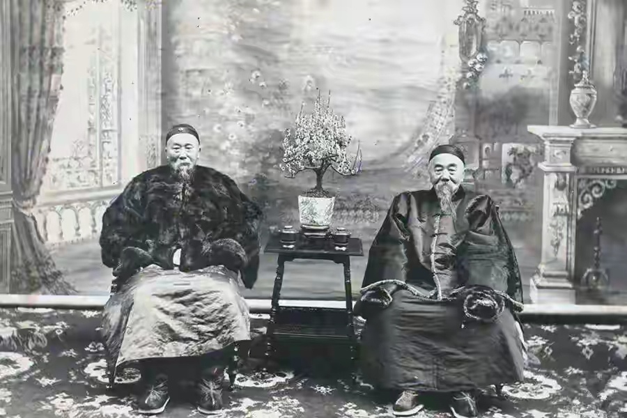1896年，李鸿章与兄长李翰章罕见合影曝光，兄弟二人同框正襟危坐，尽显威严官风 