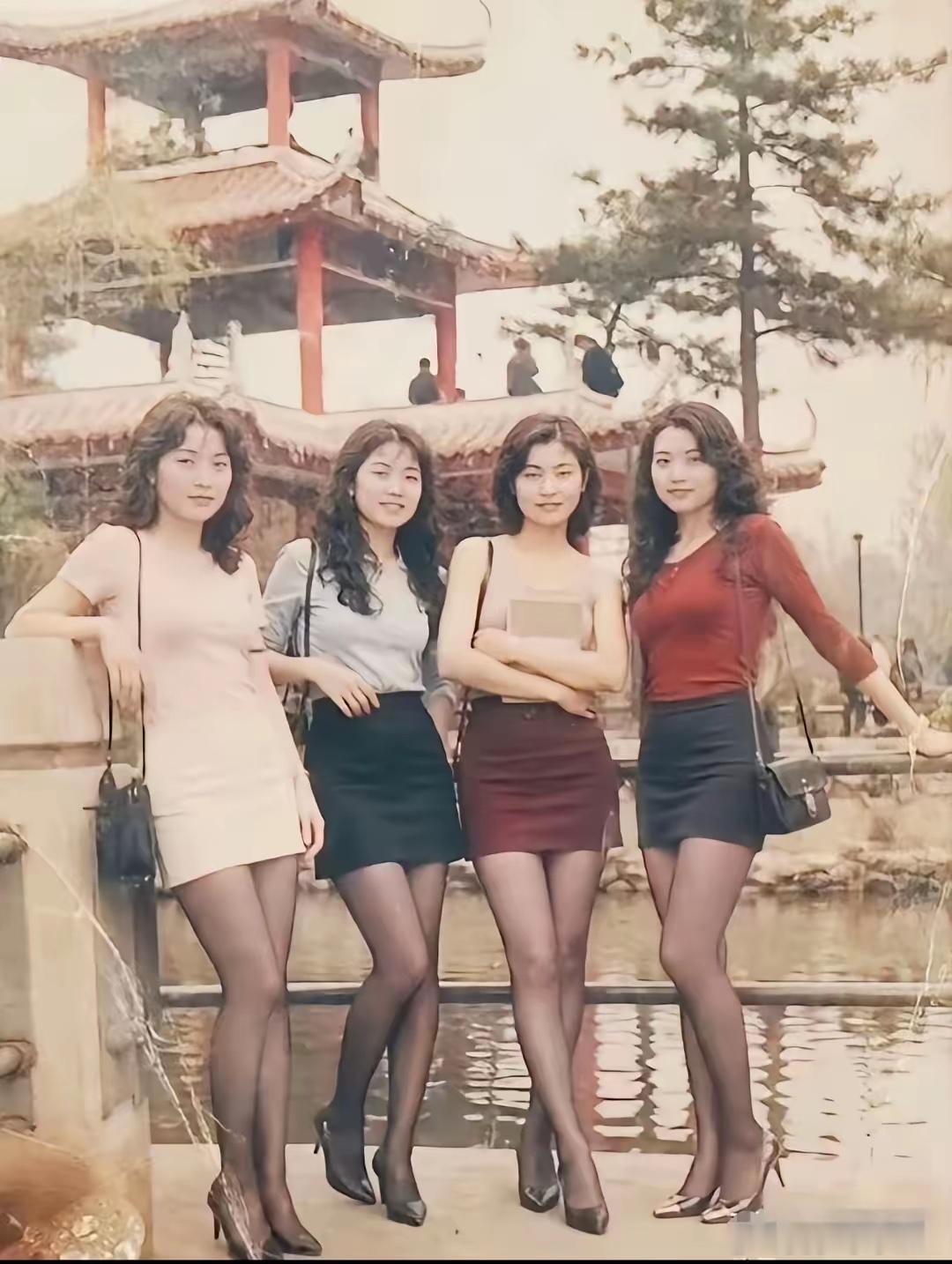 国内超短裙（迷你裙）流行时间 这张老照片就是90年代初的风格，大波浪卷发、紧身包