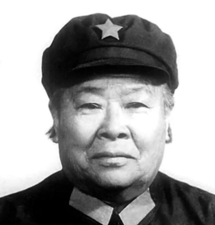 1937年，周子昆和何子友新婚，许世友看了一眼何子友，忍不住对周子昆说：“也就你