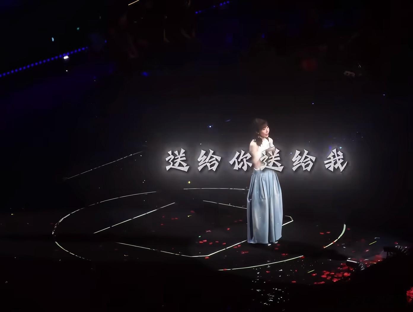 任素汐，这个名字说句真的，当时听她的歌去搜她这个人发现还不如不看真人呢挺奇怪的是