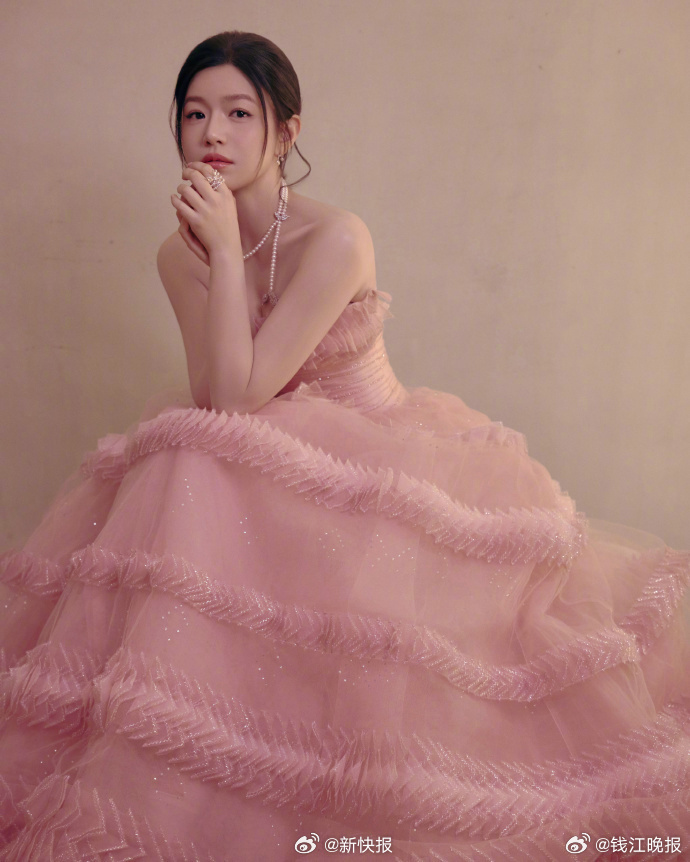 今天就是啦，    内娱女星大片陆续上线📸 高定仙裙、国风美学、先锋剪裁百花齐