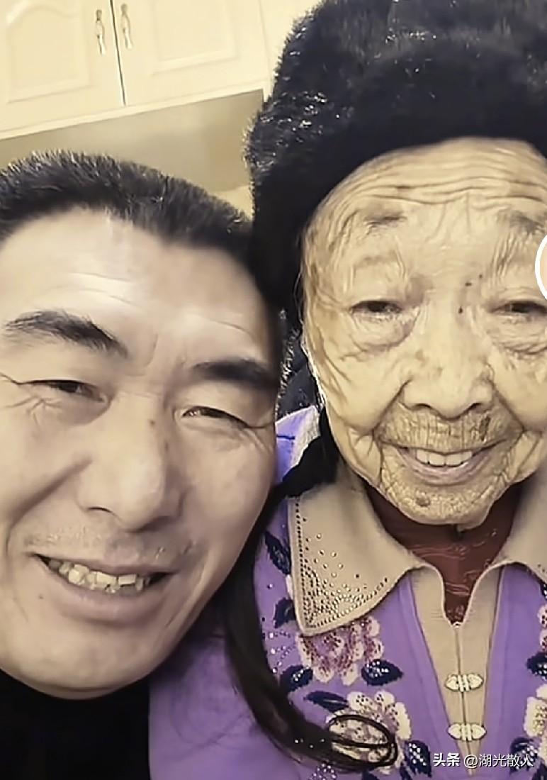 八十八岁的马玉琴和五十六岁的李玉成用实事证明，他们没忘初心，一生挚爱，一生相守。