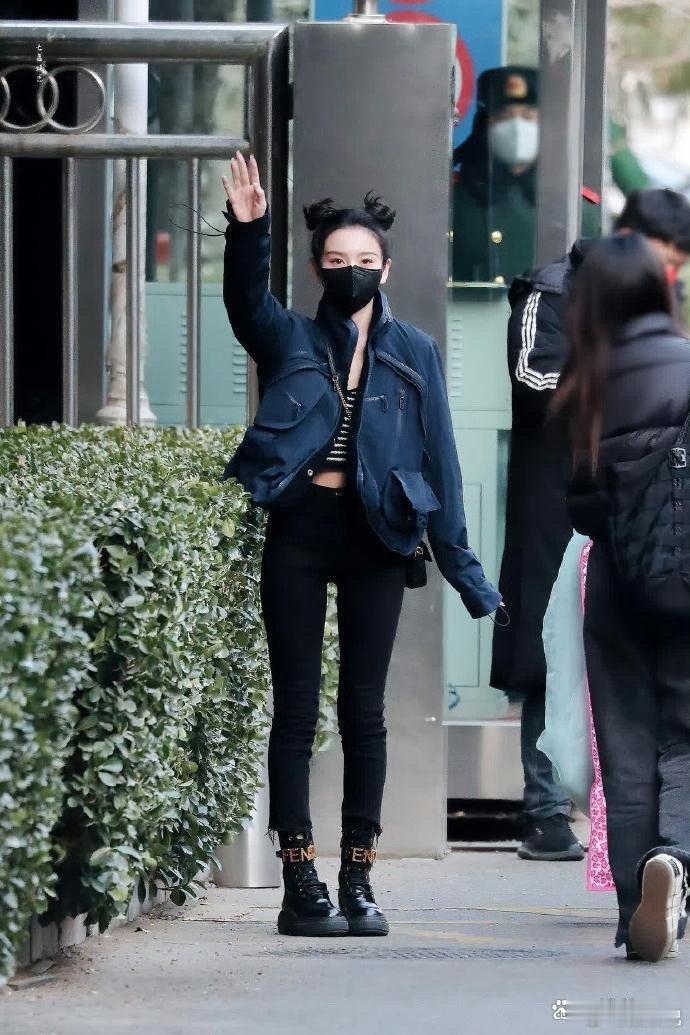 宋祖儿穿的外套，价格超5万了！来看看她的时尚选择，找找你的灵感吧#明星穿搭# ​
