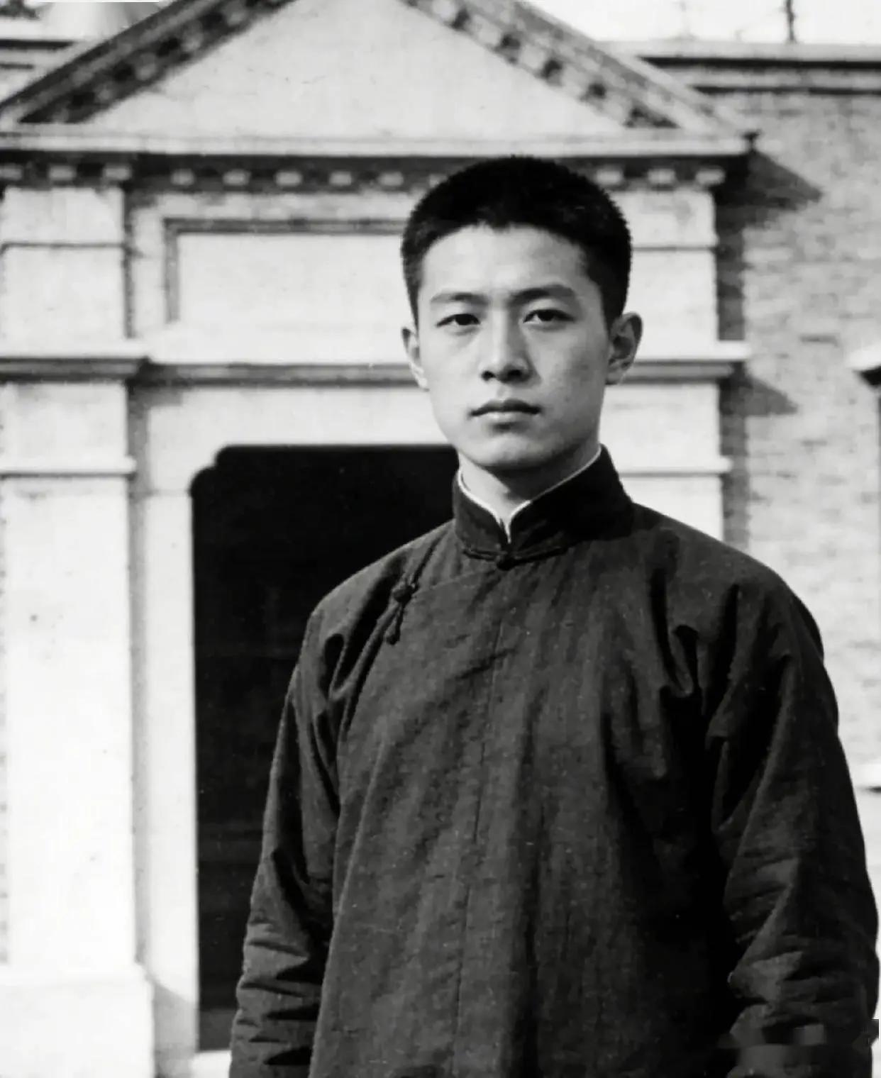 先烈陈乔年被敌人杀害后，身体上没有一块好肉，惨不忍睹。姐姐陈玉莹去收尸时，急火攻