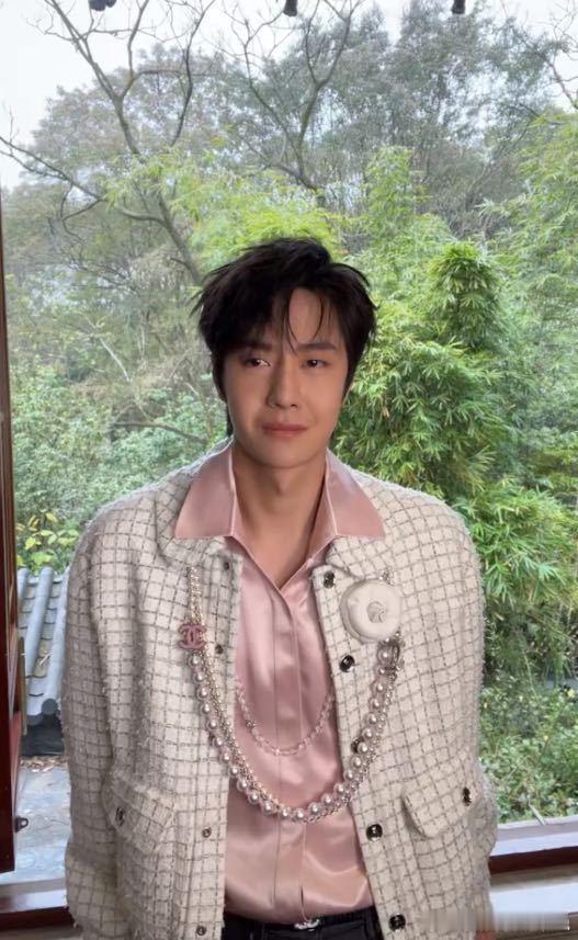 香奈儿在杭州   、、、、、等众星将同场出席香奈儿大秀，造型look养眼、风格各