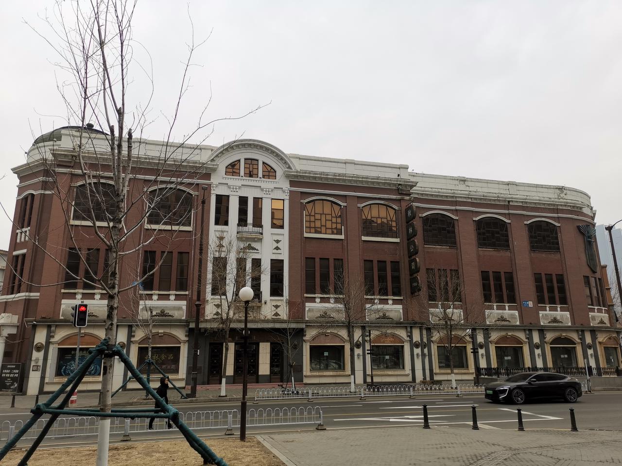 自然风景图片分享沈阳初春，中山路上没有绿色，有跨世纪的建筑。