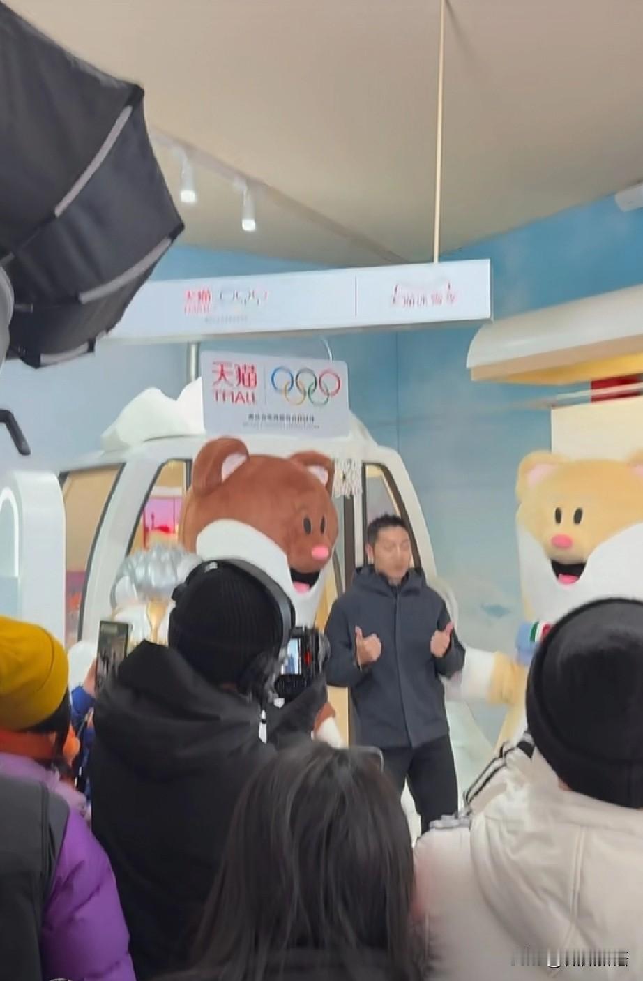 许昕去崇礼了，看来是真的不参加南京乒超总决赛了，在忙自己的工作。
全运会结束后，