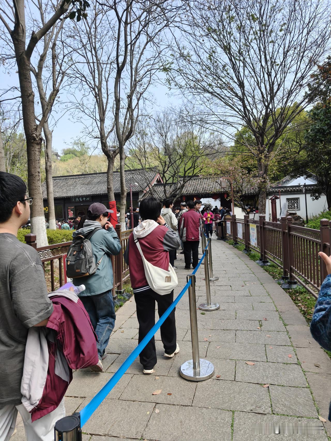 一群研学的高中生在北固山背诗“何处望神州？满眼风光北固楼“真是令人感慨呀。
每个