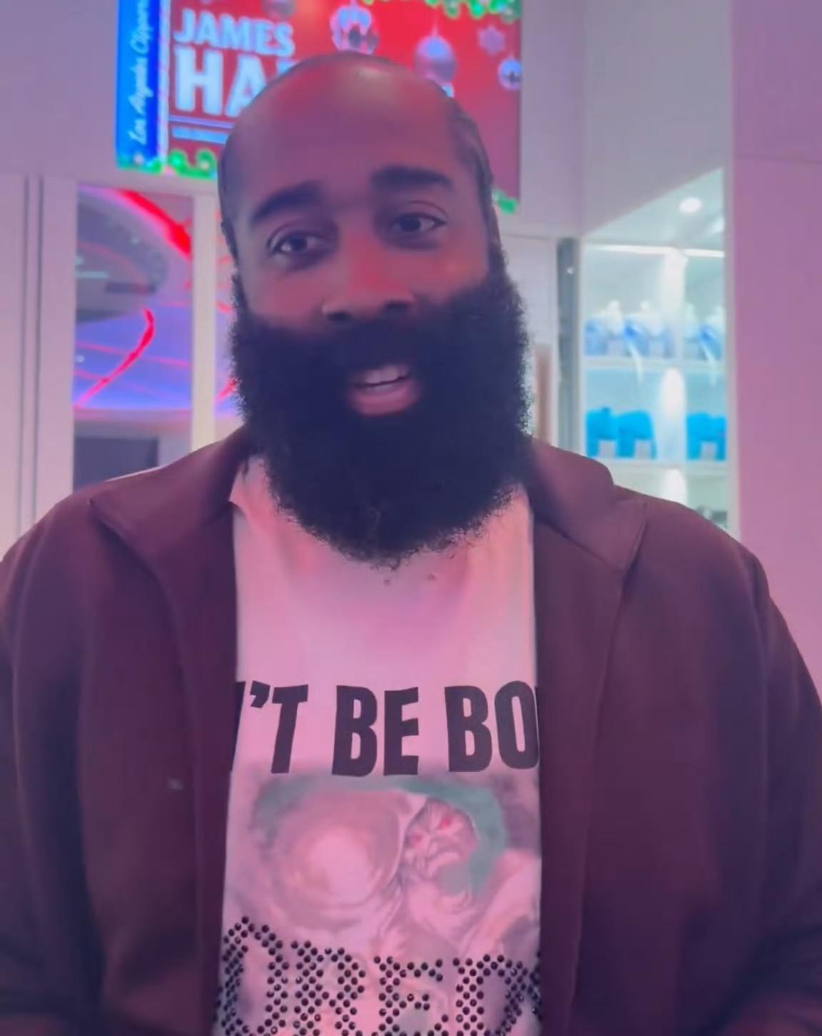 哈登在谈及仍与詹姆斯同场竞技，且跻身历史得分榜前十这一话题时表示：

“别在这个